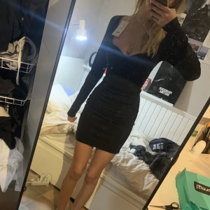 Svart klänning - Helt oanvänd bara provad vila klänning med lappen kvar hör av er för fler bilder. 