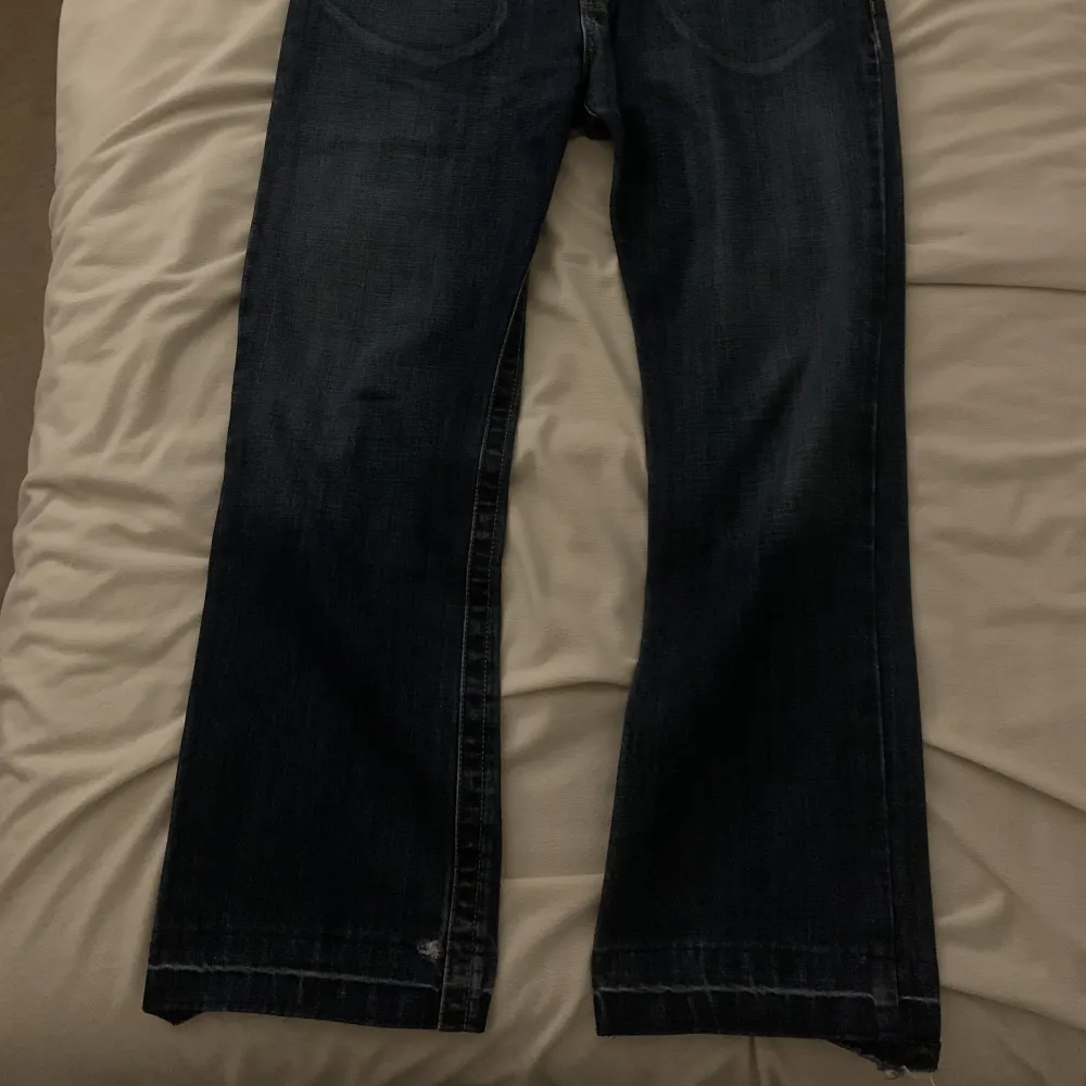 Mörk blåa bredda jeans med perfekta bakfickor, köpt från second hand helt ny!. Jeans & Byxor.