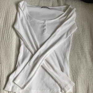 Långärmad topp - Köpte på Zalando för ungefär 150kr helt oanvänd!