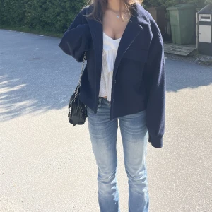 Fin höstjacka i marinblå - Lägger ut denna fina jacka från About You för att se om det finns intresse, och då den inte längre kommer tilll användning💕