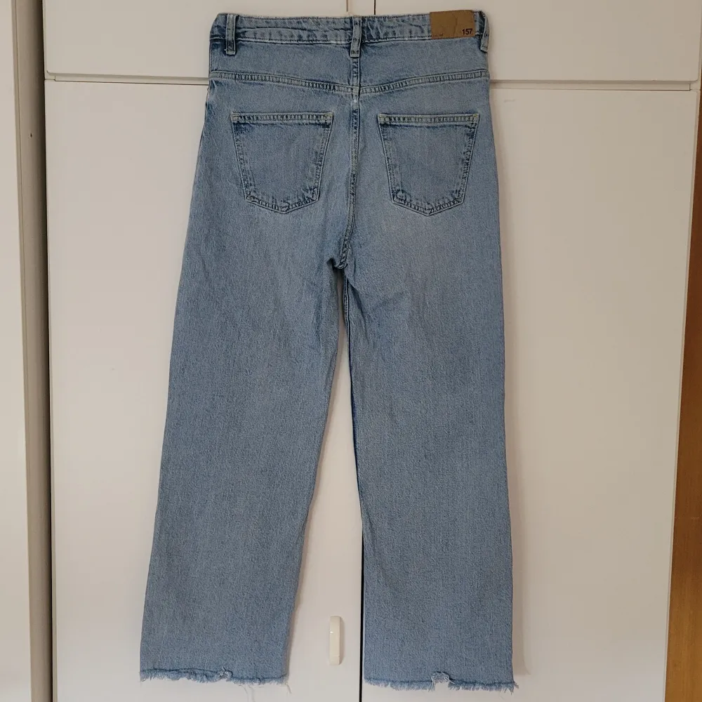 Blåa jeans från Lager 157 i storlek M och modellen Lane. Längd från midja till benets slut är 94 cm. Innerbenslängden är ca. 65cm. Högmidjade och har fransar nedtill. Fickor både bak och fram. Säljer pga. de är lite för korta för mig. . Farkut & Housut.