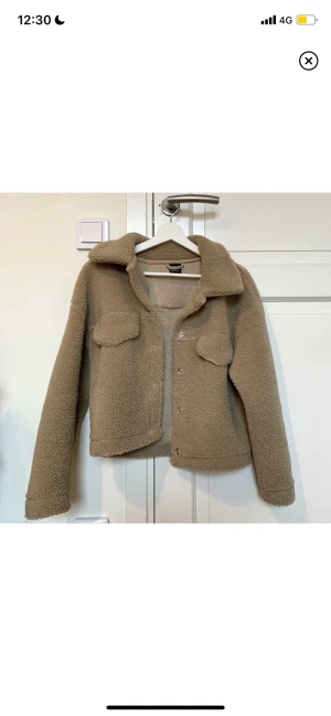 Teddy jacket  - Beige Teddy jacket som passar till höst och vår! Köpt på Gina Tricot för länge sen, men kommer inte till användning längre🧸