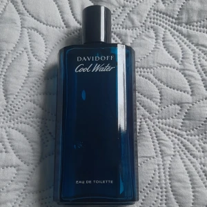 Davidoff cool water parfym - Jag säljer denna parfymen eftersom jag måste rensa lite mina parfymen och hinner inte använda alla dem. Denna parfymer luktar gott och kan användas på alla årstider. Dn luktar söt och stark den är både fräsh och ren doft som passar heoa dagen.