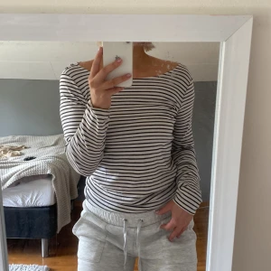 Randig tröja - Superfin tröja och är som ny!  Säljer då den inte används 💗🤍