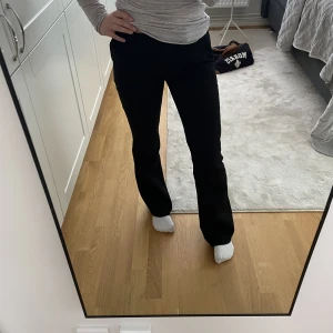 Kostymbyxa från Designe by Di - Säljer mina kostymbyxor från design by sí som inte längre säljs, dom är mid waist och använda men i välldigt bra skick✨ köparen står för frakten📦