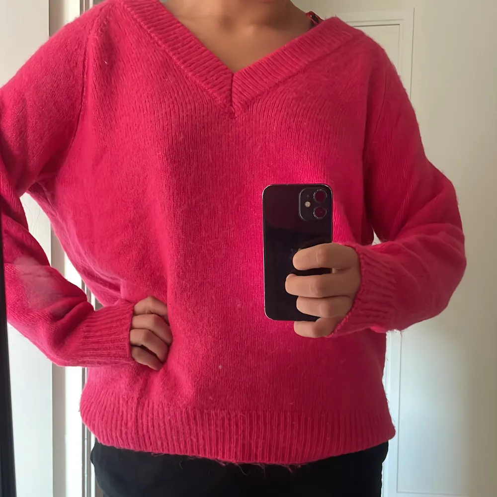 Säljer denna stickade tröjan i en så fin rosa färg, den sticks inte och är inte heller nopprig. Bra skick.. Stickat.