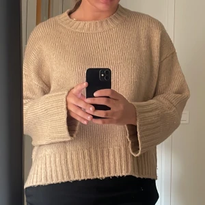 Beige stickad tröja - Säljer denna då jag hade velat ha den i en större storlek, fin färg och inte nopprig. Den är mysig och den sticks inte. Bra skick