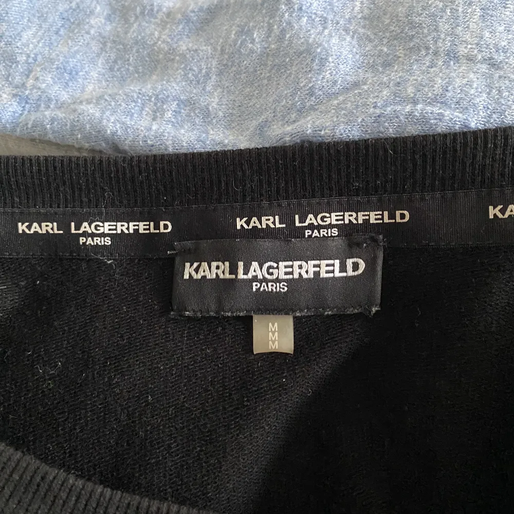 Tröja från Karl Lagerfeld i storlek M. Hoodies.