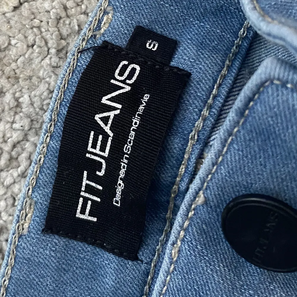 Blåa jeans från fitjeans.se Helt nya endast testade och säljer för bra pris då jag vill få bort! Väldigt strechiga och sitter bra i rumpan. Jeans & Byxor.