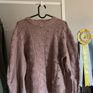 Stickad tröja - Säljer denna fina stickade tröjan då den inte kommer till användning☺️ Säljaren står för frakten!