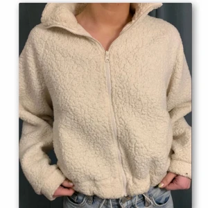 Bik Bok Teddy tröja - Denna tröja är hur fin som helst men jag tycker den var lite sticksig på insidan därför säljer jag den nu💓/första bilden är inte min  