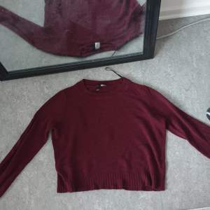 Vinröd stickad tröja från H&M i storlek S. Är lite nopprig