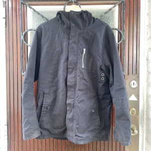 Snygg jacka - Säljer då den inte behövs. Sitter stort men snyggt på mig som är 175. Perfekt för hösten!