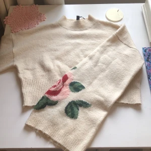 Så fin sweater med breda ärmar o rosor🌹  - Så fin tröja med fin design, den är croppad o i jättebra skick💕