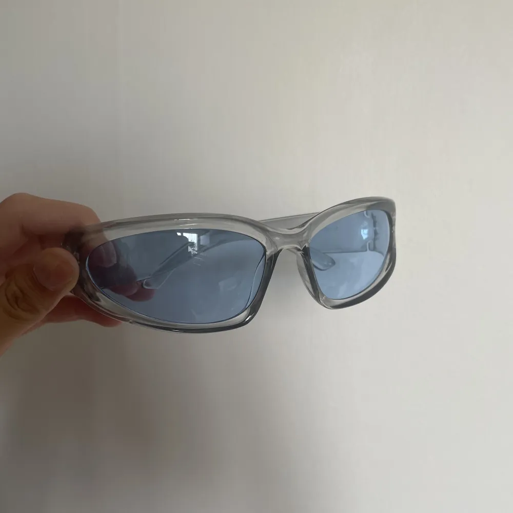 Coola solglasögon jag köpt secondhand men använt typ en gång! . Accessoarer.