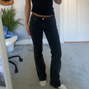 Lågmidjade jeans  - Lågmidjade jeans från monki, tror ej de säljs i denna färg längre. Passar mig som är 164 och vanligtvis bär xs/s eller 34,36,38 i byxor. Waist 26 i midjan men de är väldigt stora i storleken. 