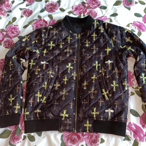 Supreme crosses reversible bomberjacka  - Riktigt fet Supreme reversible  bomber jacka 🤫🤫💯💯✨😳‼️ kommer inte till användning längre tyvärr 😢😢😢🙏 **pris kan diskuteras**
