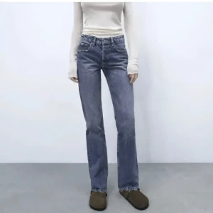 Zara jeans - Säljer dessa sjukt snygga jeansen ifrn zara, säljer då de inte kommer till andvändning och har många andra. Fint skick❤️