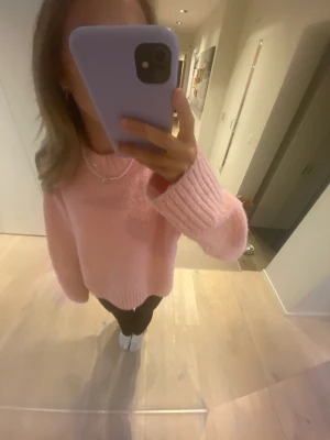 Stickad törja - Hej! Säljer denna super fina rosa törja från Gina tricot.Perfekt nu till hösten/vintern!!Använd fåtal gånger så inga defekter alls. Köptes för ungefär ett halvår sen. Nypris är ca400-500 ❤️ hör av er vid intresse 🥰Pris går att diskutera!