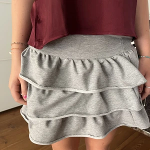 Kjol - Grå gullig volangkjol i hoodie material. Super snygg, går att styla med det mesta.💕