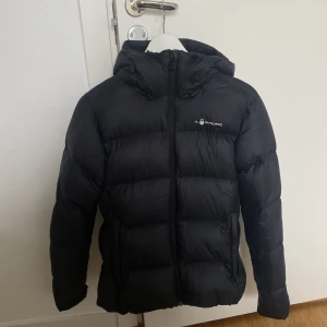 Sail racing jacka - Jacka från Sail Racing. Jackan är sparsamt använd - inga skador eller märken förutom att halva loggan har försvunnit. Strl M men passar S. Pris kan diskuteras!
