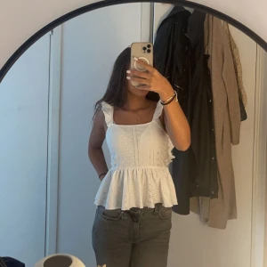 Vit topp  - En vit topp som är öppen i ryggen. Väldigt bra skick, aldrig använt den❤️