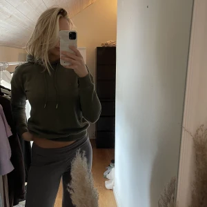 Mörkgrön hoddie  - En kortare hoddie i mörkgrön som knappt är använd 💚