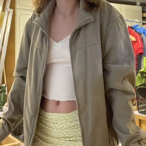 Oversized tunn jacka - En beige grandpa jacka egentligen! Köpt second hand men utan defekter och inte så använd. Hör görna av dig om frågor !!