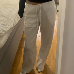 Linnebyxor - Säljer mina linnebyxor från Gina tricot då jag aldrig använt dem. Köptes för 400kr och säljer för 300kr + frakt💕