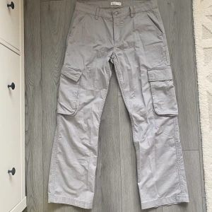Cargobyxor - Säljer ett par cargobyxor i strl 38. Aldrig använda. Köpare står för frakt💗