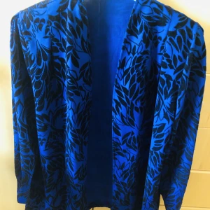 Kavaj - Ofordrad kavaj i vackra blå färger. Passar till långklänningen härifrån som ärtill salu.