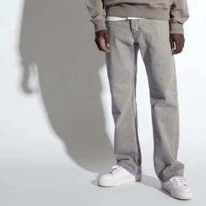 Hope Rush Denim - Snygga byxor från HOPE. De är i fint skick utöver ena fickan och lite slitningar nedtill, vilket ioförsig bidrar till en mer relaxed stil!