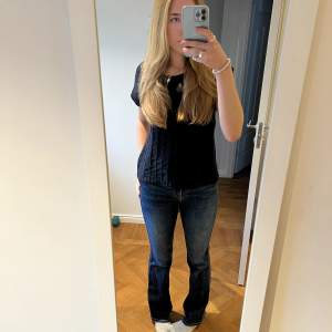 Zara jeans storlek 36 Formar kroppen väldigt fint Högmidjade men går lätt att sy om eller bara ha en tröja över om man vill att det ska se ut som lägre midja.