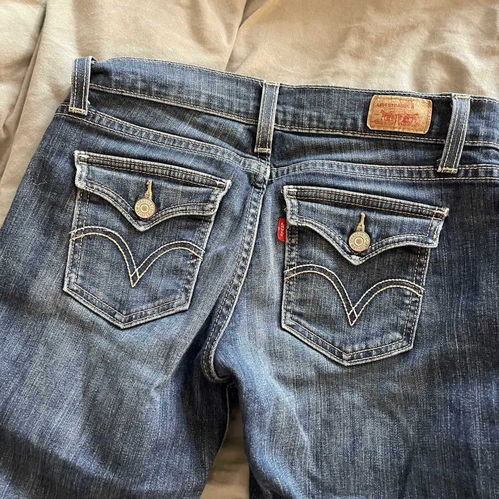 Supersnygga jeans från Levis med fickor på baksidan. Superbra skick! Står inte storlek men passar S-M💖. Jeans & Byxor.