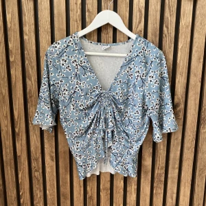 GinaTricot topp S/M - Säljer en topp från GinaTricot i storlek S/M, står L men är mindre än det. Jättefint skick! 