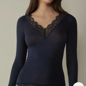 Ultralight lång blus i modalkashmir och spets - Köpte denna långärmade tröja från intimissimi i storlek M. Den är mörkblå, skön och i väldigt fint skick!❤️ Jag vill byta denna tröja mot en likadan i storlek S i antingen mörkblå eller svart.