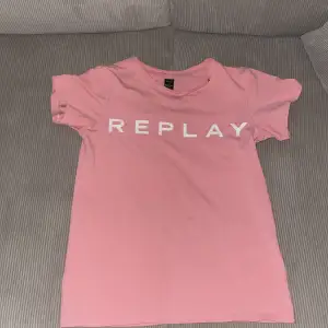 Jag säljer den här rosa Replay t-shirten på grund av att den inte används! Väldigt gått skick och super fin! 😊(lite stor i storleken men passar mig som är 13) 