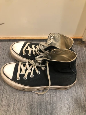 Converse high platform - Svarta converse i högre sula ❤️ Säljer på grund av att dom inte kommer till användning längre                 Använda och har några defekter, nypris e 970.  Skorna tvättas så klart innan frakt ❤️