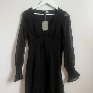 Klänning - Superfin klänning från HM, inte använd (därav prislappen kvar). Köpt förra året🥰😊