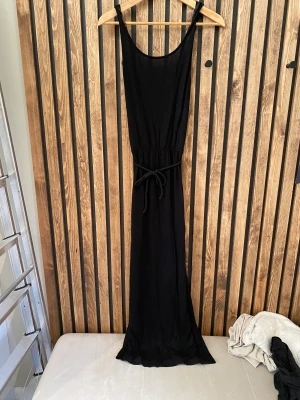 Långklänning GinaTricot st.XS - Säljer en långklänning från GinaTricot i storlek XS. Fint skick. 