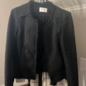 Neo noir kappa  - Säljer en super fin jacka i stolek s. Säljer på grund av att den inte kommer till andvändning. Kontakta om ni har några frågor❤️