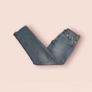 Levi’s 501 - Tjena, säljer ett par riktigt sköna och snygga levi’s 501or i storlek 27/30. Han på bilden är 170 cm. Skicket är 9,5/10 och endast använda nån gång. Nypriset är 1100:- och mitt pris är 399:- Kom dm för mer information.