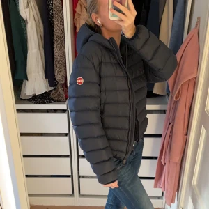 Colmar jacka - Säljer min sjukt snygga colmar jacka som inte kommer komma till användning för mig i vinter. Grön inuti. Superbra skick, inga defekter. Bara att skriva vid fler bilder eller funderingar. Använd gärna köp nu!❤️