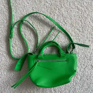 Liten handväska i super cool grön färg. Använd fåtal gånger, så i nyskick!