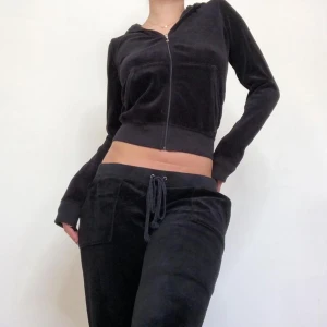 Juciy couture set - Säljer svart juciy set i svart. Alltså både tröja och byxor. Storlek S/M