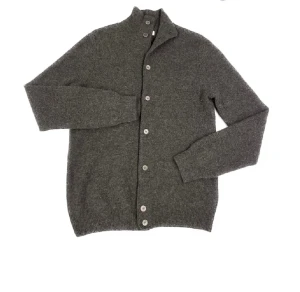 Soft Goat  - En superfin Soft Goat cardigan i grå. Tröjan är i kashmir som är sjukt skönt osså. Storlek M passar även S.  10/10 skick, använd typ 2 gånger. Säljer på grund av att den inte passade. 