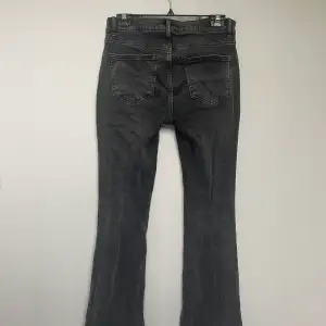 Gina lågmidjade bootcut jeans köpta i slutet av december. Dem är använda ändats et fåtal gånger på grund av att dom är alldeles för korta på mig. 