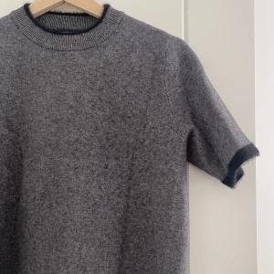 Stickad t-shirt - Stickad kortärmad grå tröja från zara. Svarta detaljer på kanterna vid ändarna på tröjan🤍