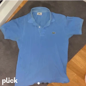 Lacoste skjorta - Lägger upp igen så frakten blir gratis! Kolla in den andra annonsen under min profil för mer info🫶