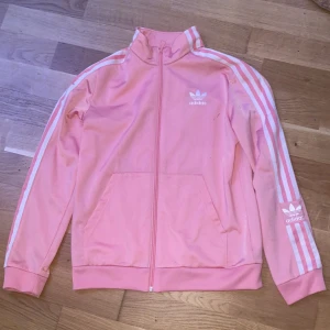 Adidas tjocktröja - Säljer denna tjocktröja från adidas då den aldrig kommit till användning. den passar mig som brukar ha XS/S i storlek💘